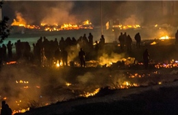 Cháy lớn thiêu rụi trại tị nạn ở Pháp, ít nhất 10 người bị thương